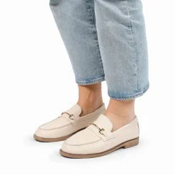 Manfield Beige leren loafers met goudkleurig detail^DAMES Loafers