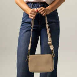 Manfield Beige schoudertas met bijpassende bagstrap^ Schoudertassen