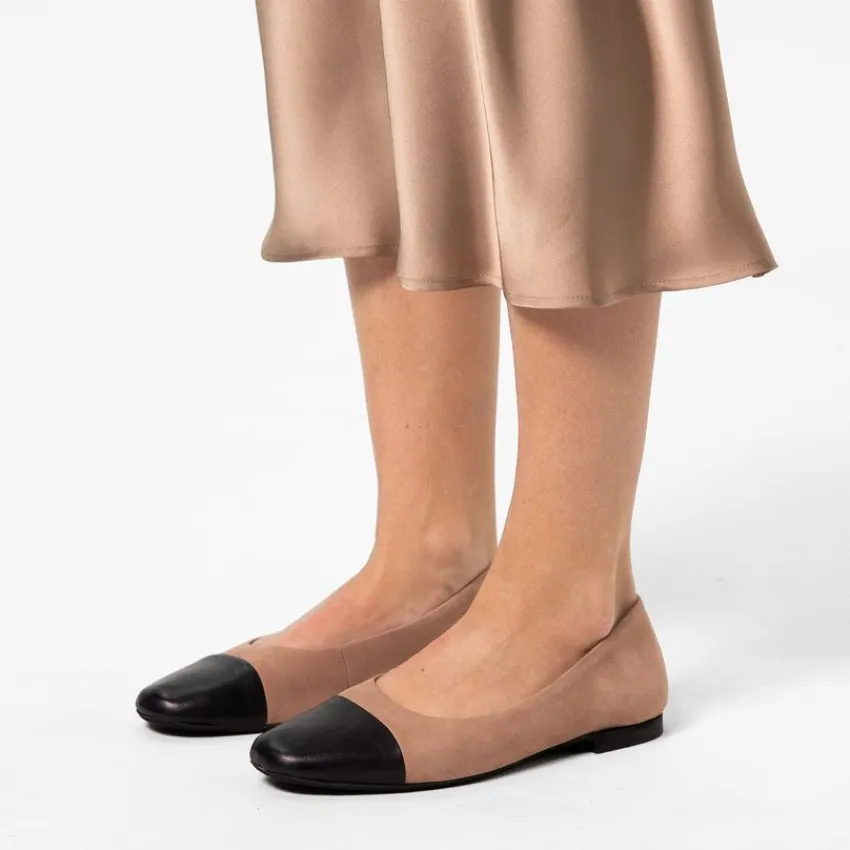 Manfield Beige suède ballerina's met zwarte neus^DAMES Loafers