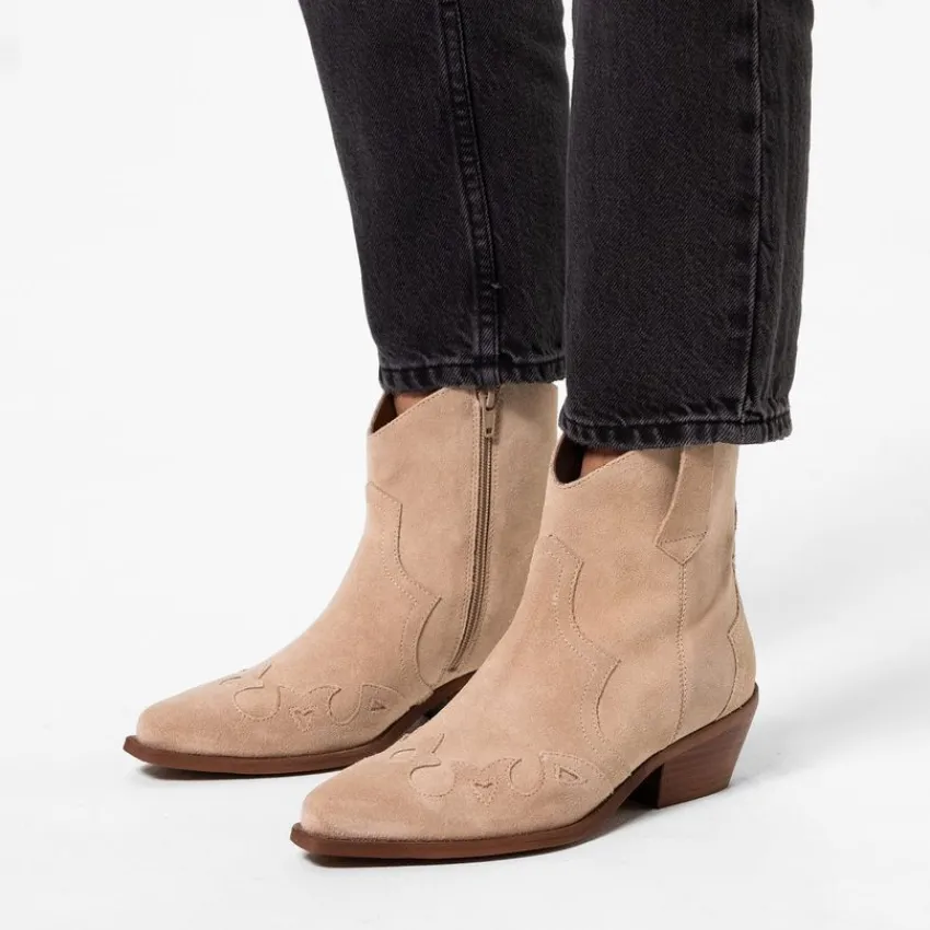 Manfield Beige suède cowboy laarzen^DAMES Enkellaarsjes