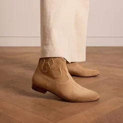 Manfield Beige suède enkellaarsjes met gouden details^DAMES Enkellaarsjes