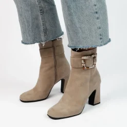Manfield Beige suède enkellaarsjes met gesp^DAMES Enkellaarsjes