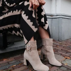 Manfield Beige suède enkellaarsjes met gesp^DAMES Enkellaarsjes