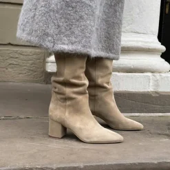 INTERIEURVANMIES X MANFIELD Beige suède hoge laarzen met hak^DAMES Laarzen