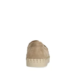 Manfield Beige suède loafer met goudkleurig detail^DAMES Loafers