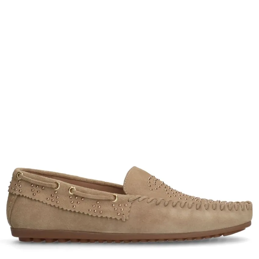 Manfield Beige suède loafers met goudkleurige studs^DAMES Loafers