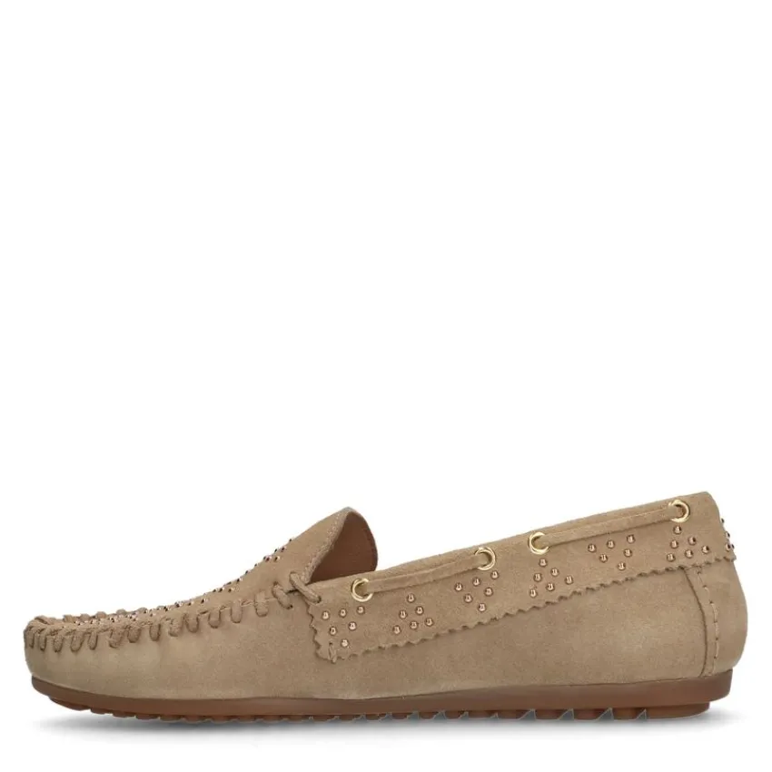 Manfield Beige suède loafers met goudkleurige studs^DAMES Loafers
