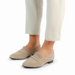 Manfield Beige suède loafers met goudkleurige studs^DAMES Loafers