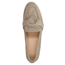 Manfield Beige suède loafers met goudkleurig detail^DAMES Loafers