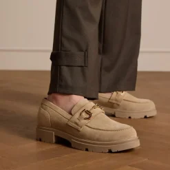 Manfield Beige suède loafers met goudkleurige details^DAMES Loafers