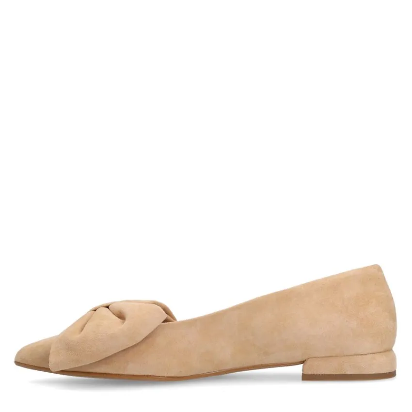Manfield Beige suède loafers met strik^DAMES Loafers