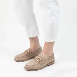 Manfield Beige suède loafers met vierkanten chain^DAMES Loafers