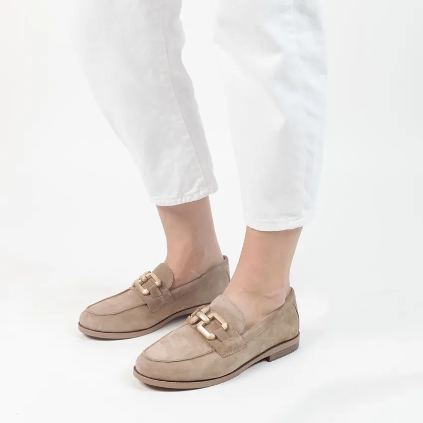 Manfield Beige suède loafers met vierkanten chain^DAMES Loafers