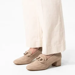 Manfield Beige suède pumps met ketting^DAMES Pumps