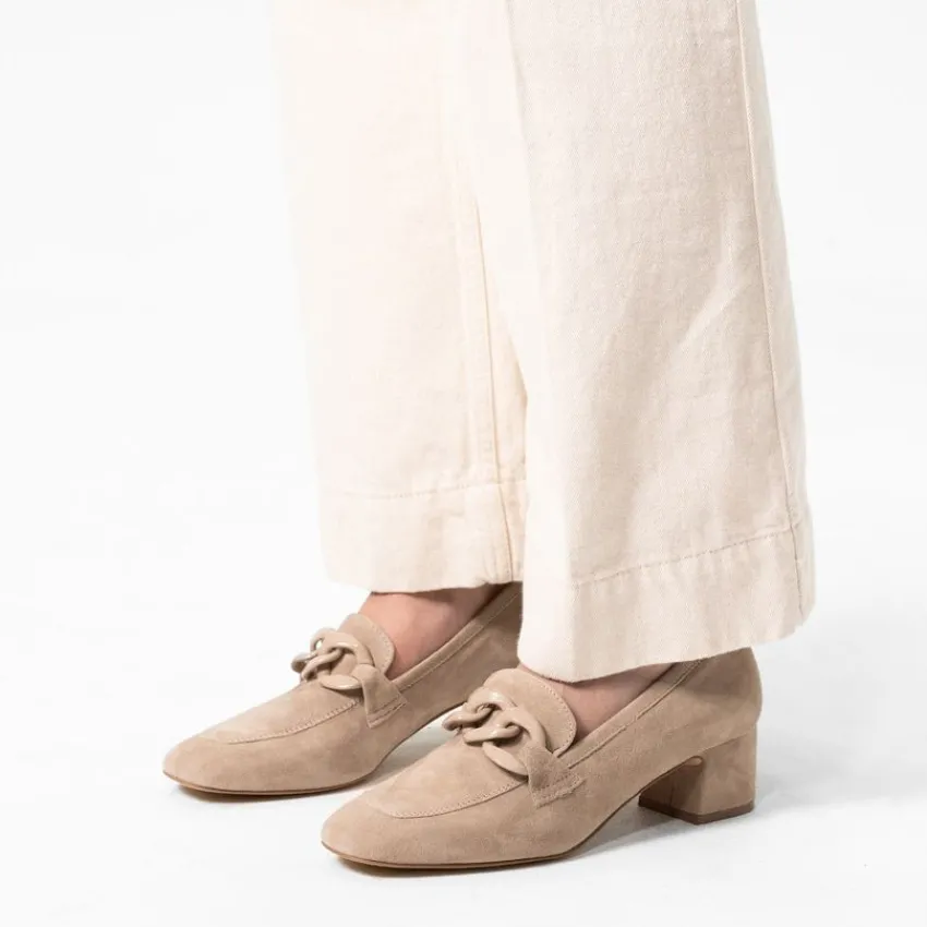 Manfield Beige suède pumps met ketting^DAMES Pumps
