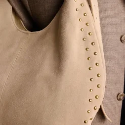Manfield Beige suède schoudertas met studs^ Schoudertassen