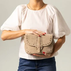 Manfield Beige suède schoudertas met gouden studs^ Schoudertassen
