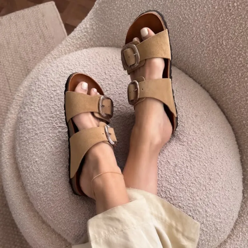 Manfield Beige suède slippers met gesp^DAMES Slippers