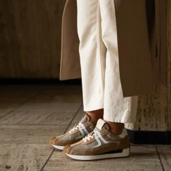 Manfield Beige suède sneakers met leren details^DAMES Sneakers