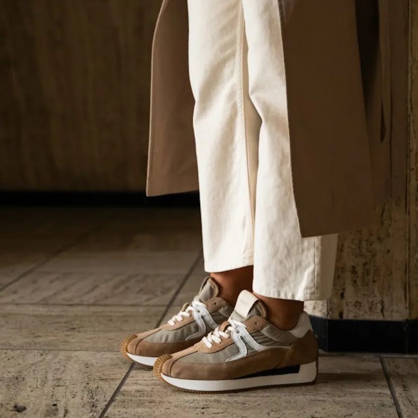 Manfield Beige suède sneakers met leren details^DAMES Sneakers