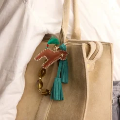 Manfield Cognac leren horse bag charms met groene details^ Bag Charms