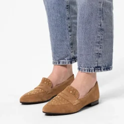 Manfield Cognac suède loafers met gouden studs^DAMES Loafers