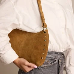 Manfield Cognac suède schoudertasje met gouden studs^ Schoudertassen