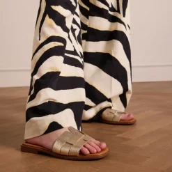 Manfield Gouden leren gevlochten slippers^DAMES Slippers