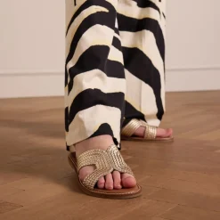 Manfield Goudkleurige leren slippers^DAMES Slippers