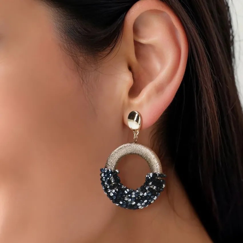 Manfield Goudkleurige oorbellen met zwarte glaskralen^ Sieraden