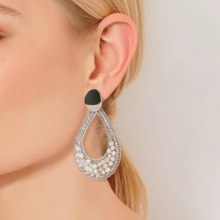 Manfield Goudkleurige oorbellen met beige glaskralen^ Sieraden