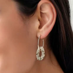 Manfield Goudkleurige oorbellen met beige glaskralen hangers^ Sieraden