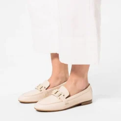 Manfield Roomwitte leren loafers met detail^DAMES Loafers