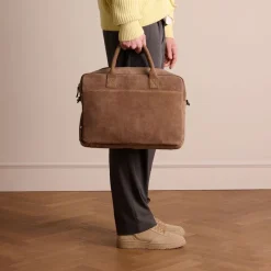 Manfield Taupe suède laptoptas 18.5 inch^ Laptoptassen