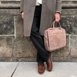Manfield Taupe suède laptoptas 18.5 inch^ Laptoptassen