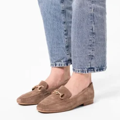 No Stress Taupe suède loafers met goudkleurig detail^DAMES Loafers