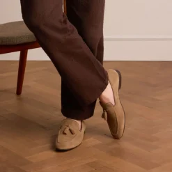 Manfield Taupe suède loafers met kwastjes^Heren Loafers