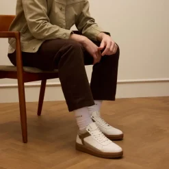 Manfield Witte leren sneakers met bruine suède details^Heren Sneakers