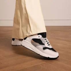 Manfield Witte leren sneakers met zilveren details^DAMES Sneakers