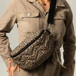 Manfield Zwarte bum bag met leopard print^ Heuptassen