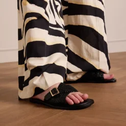 Manfield Zwarte gevlochten slippers met gesp^DAMES Slippers