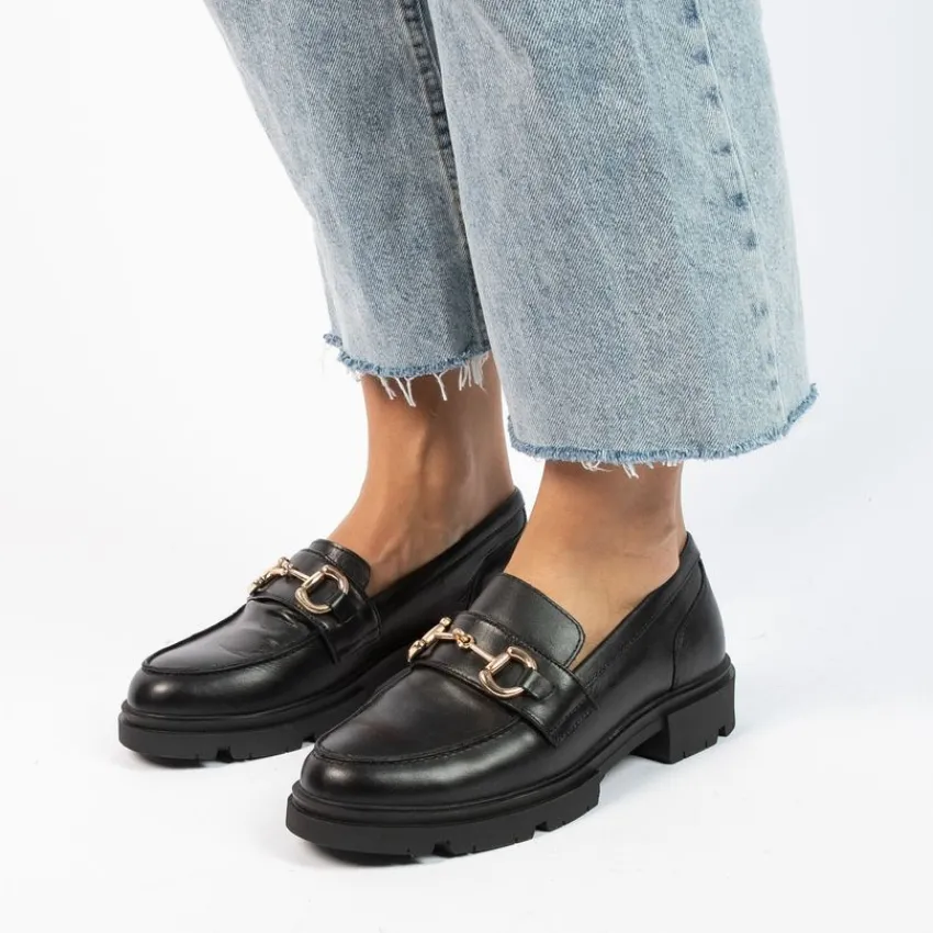 Manfield Zwarte leren loafers met goudkleurig detail^DAMES Loafers