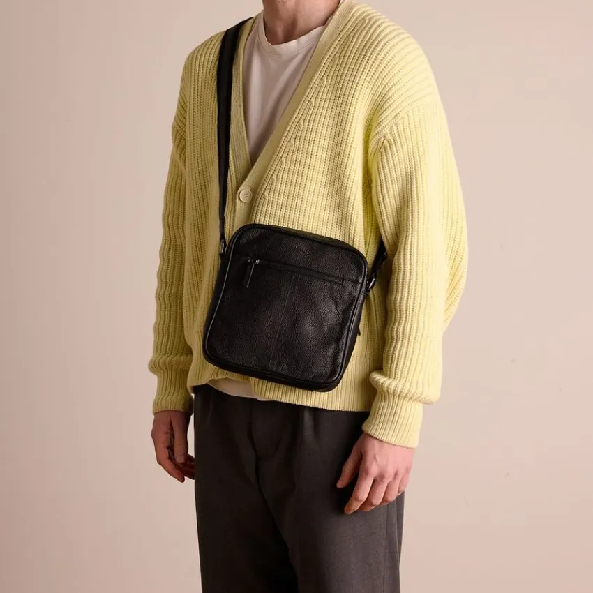 Manfield Zwarte leren schoudertas^ Schoudertassen