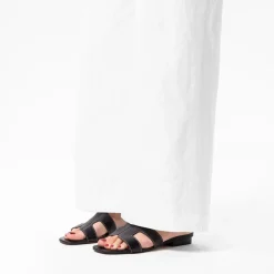 Manfield Zwarte leren slippers^DAMES Slippers