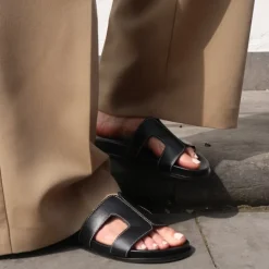 Manfield Zwarte leren slippers^DAMES Slippers