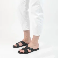 Manfield Zwarte leren slippers^DAMES Slippers