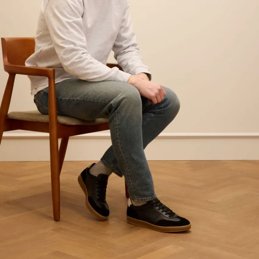 Manfield Zwarte leren sneakers met suède details^Heren Sneakers